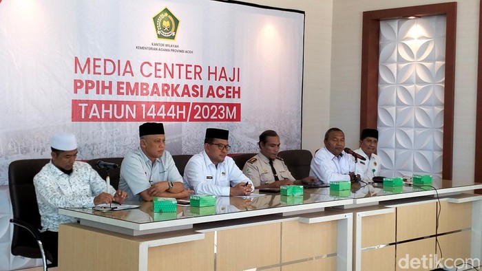 PPIH Embarkasi Aceh saat memberikan keterangan terkait pemulangan jemaah haji