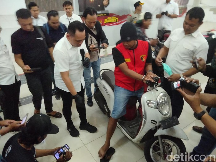 Pria bersandal berpaku