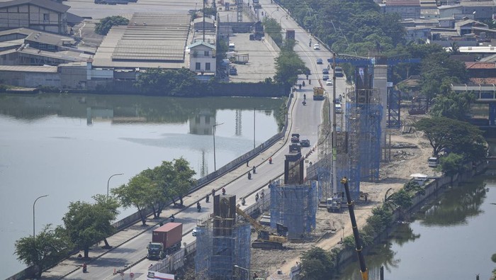 Progres pembangunan jalan tol Ancol-Pluit Sejumlah kendaraan bermotor melintas di samping proyek pembangunan jalan tol Harbour Road II di kawasan Ancol, Jakarta Utara, Selasa (4/7/2023). Progres pembangunan Harbour Road II yang dimulai dari Ancol Timur hingga Pluit dengan panjang 9,6 kilometer dengan konsep pembangunan jalan tol layang (Elevated) dengan biaya investasi mencapai sekitar Rp15,8 Triliun tersebut diharapkan konstruksinya selesai pada tahun 2024 mendatang. ANTARA FOTO/M Risyal Hidayat/rwa.