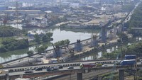Sejumlah kendaraan bermotor melintas di samping proyek pembangunan jalan tol Harbour Road II di kawasan Ancol, Jakarta Utara, Selasa (4/7/2023).  