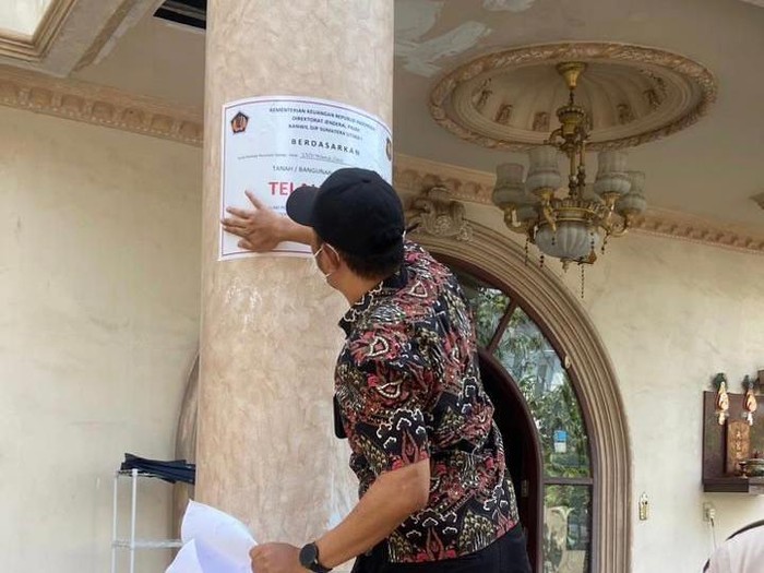 Proses penyitaan rumah mewah pengemplang pajak di Deli Serdang. (Foto: Istimewa)