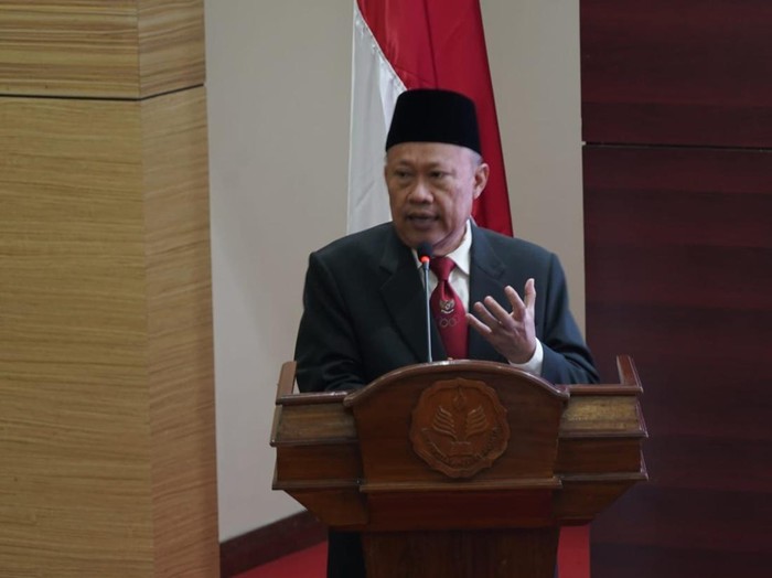 Rektor UNJ Komarudin