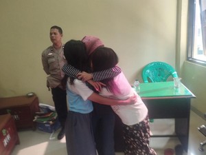 3 Remaja Putri di Palembang Baku Hantam Malam-malam Ternyata Berkerabat