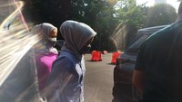 Foto: Rihana dan Rihani tiba di Polda Metro Jaya sekitar pukul 09.10 WIB. Mereka bungkam saat ditanya wartawan  (Kurniawan Fadilah/detikcom)