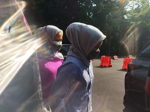 Tawa Kecil Si Kembar Rihana-Rihani Saat Digiring Polisi