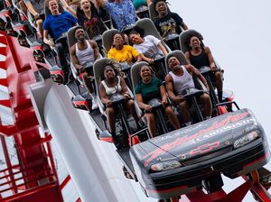 Mengerikan, Tiang Roller Coaster Retak Menganga Saat Kereta Lewat