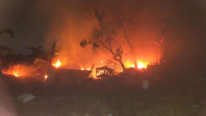 Rumah pria pemicu penikaman di Makassar dibakar warga.