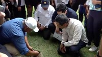 Basuki, Erick, dan Heru Budi meninjau JIS, Selasa (4/7/2023). Mereka beserta rombongan mengecek langsung kondisi rumput di JIS. (Dok. Tim Erick Thohir)