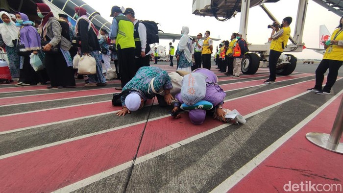 Salah seorang jemaah haji yang baru saja tiba di Bandara Juanda spontan sujud syukur di areal runway.
