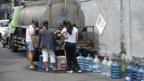 Sejumlah warga di kawasan permukiman Desa Buduk, Mengwi, Badung, dapat suplai air bantuan PDAM Badung, Senin (3/7/2023). (Foto: Agus Eka/detikBali)