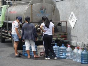 Warga Kuta Utara Seret Air Bersih gegara Pipa Utama Pecah
