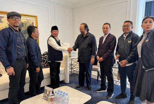 Serah terima SK penujukan Rumaksi menjadi Ketua DPW NasDem NTB oleh Ketua Umum Partai NasDem Surya Paloh pada Selasa (4/7/2023) di NasDem Tower. (Partai NasDem)