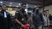 Dalam dakwaan yang dibacakan jaksa dalam sidang perdana Plate di Pengadilan Tipikor Jakarta Pusat, Selasa (27/6), kasus ini disebut berawal pada 2020.