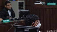 Namun, menurut jaksa, Plate tetap menyetujui usulan Anang untuk membayarkan pekerjaan 100 persen dengan jaminan bank garansi dan memberikan perpanjangan pekerjaan sampai 31 Maret 2022 tanpa memperhitungkan kemampuan penyelesaian proyek oleh perusahaan.