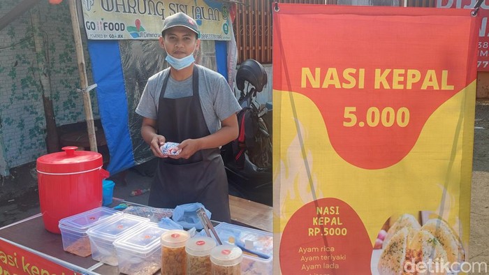 Sofyan, penjual nasi kepal di Bandung.