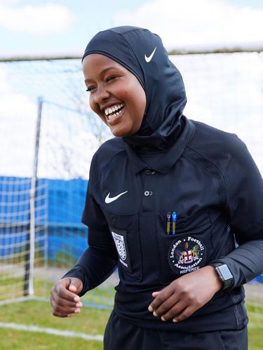 Sosok Jawahir Roble jadi sorotan karena menjadi wasit berhijab pertama di Inggris karena menerima MBE Awards.