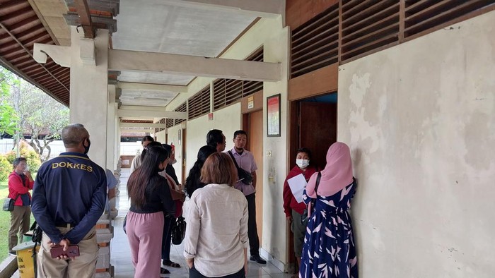 Suasana depan posko PPDB 2023 didatangi beberapa orang tua di Kantor Dinas Pendidikan, Kepemudaan dan Olahraga Provinsi Bali, Selasa (4/7/2023). (Rizki Setyo Samudero)