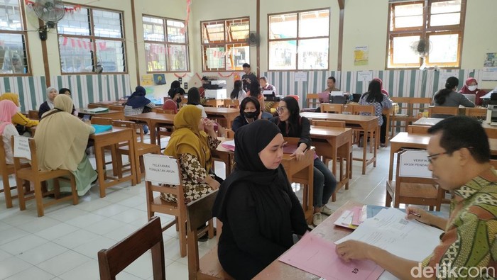 Suasana pelayanan pendaftaran di SMP Negeri 24 Solo, Selasa (4/7/2023).