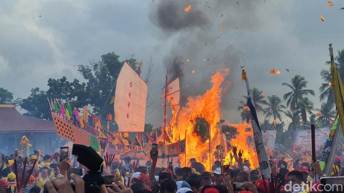 Suasana tradisi Bakar Tongkang di Rokan Hilir, Riau
