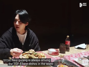 Suga BTS Cicip Nasi Goreng dan Sate Kambing di Restoran Ini!