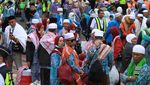 Sujud Syukur Jemaah Haji saat Tiba di Tanah Air