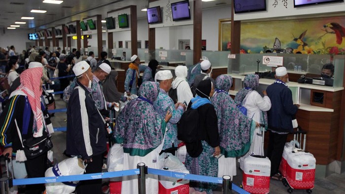 Satu per satu rombongan Jemaah Haji asal Indonesia mulai menginjakkan kaki di Tanah Air. Mereka langsung sudut syukur saat tiba.