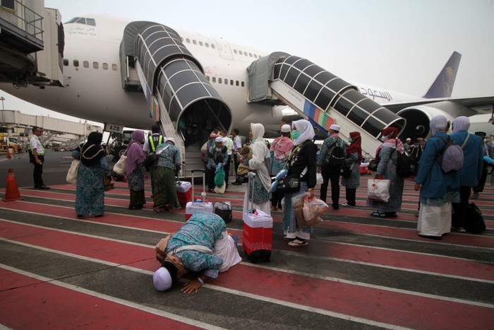 Satu per satu rombongan Jemaah Haji asal Indonesia mulai menginjakkan kaki di Tanah Air. Mereka langsung sudut syukur saat tiba.