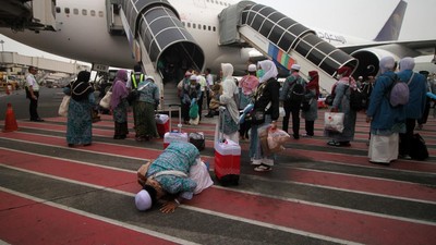 Sujud Syukur Jemaah Haji saat Tiba di Tanah Air