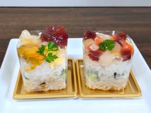 Bukan Dessert, Kafe Ini Tawarkan Sushi Berbentuk Kue Cantik