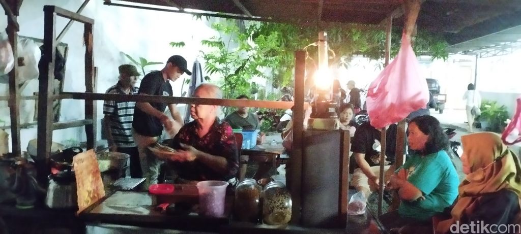 Tahu Lontong Mbah Marno yang legendaris di Blitar