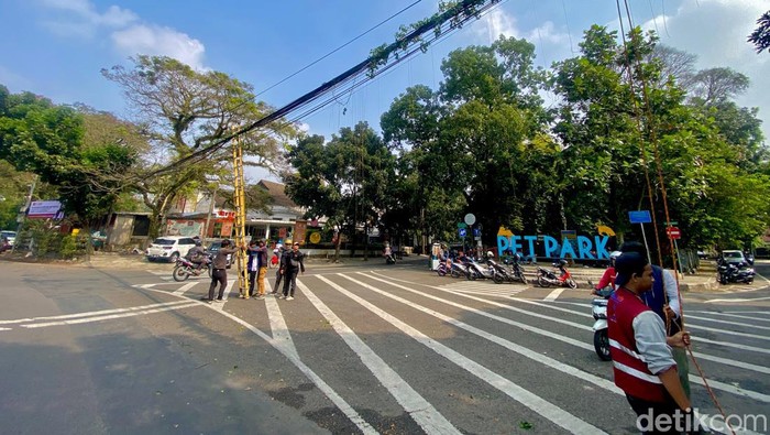 Tampilan kabel yang menumpuk di jalan Cilaki sebelum dibenahi