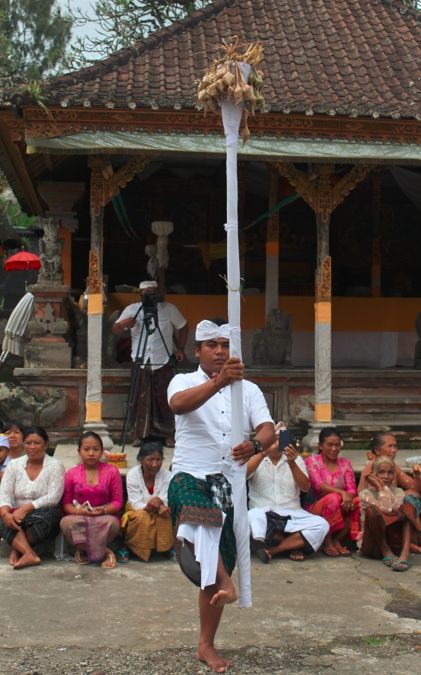 Tari Baris Sumbu. (Dok. Kemendikbud)