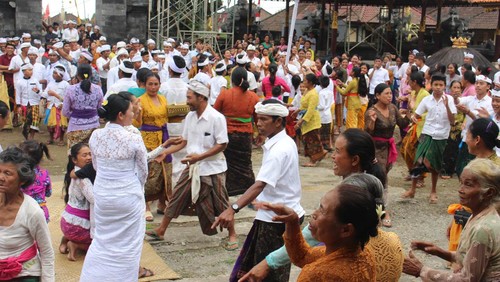 Tari Baris Sumbu. (Dok. Kemendikbud)