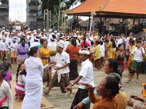 Mengenal Tari Baris Sumbu dari Desa Plaga: Makna dan Prosesi