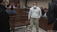 Komisaris PT Solitech Media Sinergy Irwan Hermawan didakwa melakukan korupsi dalam proyek pengadaan base transceiver station (BTS) 4G dan infrastruktur pendukung paket 1, 2, 3, 4, dan 5 Bakti Kementerian Komunikasi dan Informatika tahun 2020-2022. Irwan didakwa merugikan negara Rp 8 triliun.  