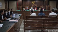 Terdakwa kasus dugaan korupsi penyediaan infrastruktur base transceiver station (BTS) 4G, Dirut PT Mora Telematika Indonesia Galumbang Menak Simanjuntak (kiri), Account Director of Integrated Account Departement PT Huawei Tech Investment Mukti Ali (tengah), dan Komisaris PT Solitech Media Sinergy Irwan Hermawan (kanan) menjalani sidang perdana di Pengadilan Tipikor, Jakarta, Selasa (4/7/2023).  