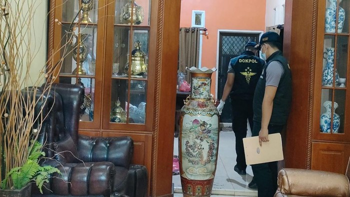 Tim Dokpol Biddokkes Polda Sulsel di TKP penemuan mayat ASN di Makassar.