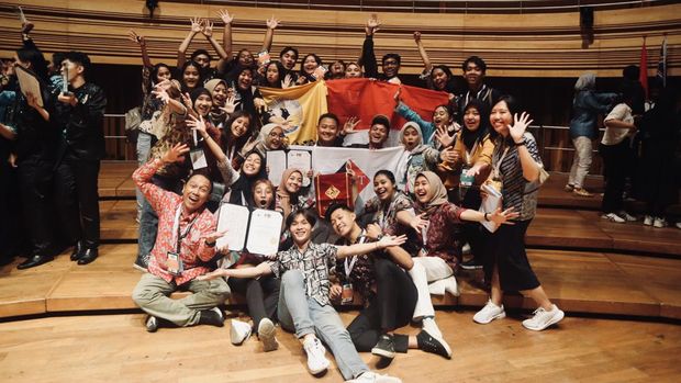 Tim Paduan Suara Mahasiswa Grandio Sonora Tidar (PSM GST) Universitas Tidar (Untidar) Magelang saat tampil di Singapura. Foto diunggah Selasa (4/7/2023).