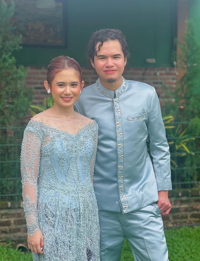 Tampak Dul Djaelani mendampingi Tissa Biani di hari bahagia itu. Anak bungsu Ahmad Dhani ini tampil serasi mengenakan setelan beskap yang juga berwarna biru muda. Foto: Instagram/@tissabiani