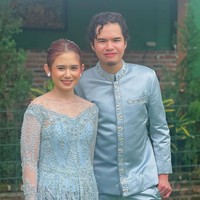 Tampak Dul Djaelani mendampingi Tissa Biani di hari bahagia itu. Anak bungsu Ahmad Dhani ini tampil serasi mengenakan setelan beskap yang juga berwarna biru muda. Foto: Instagram/@tissabiani