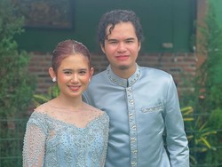 7 Gaya Tissa Biani Berkebaya Biru di Pernikahan Kakak, Didampingi Dul Djaelani