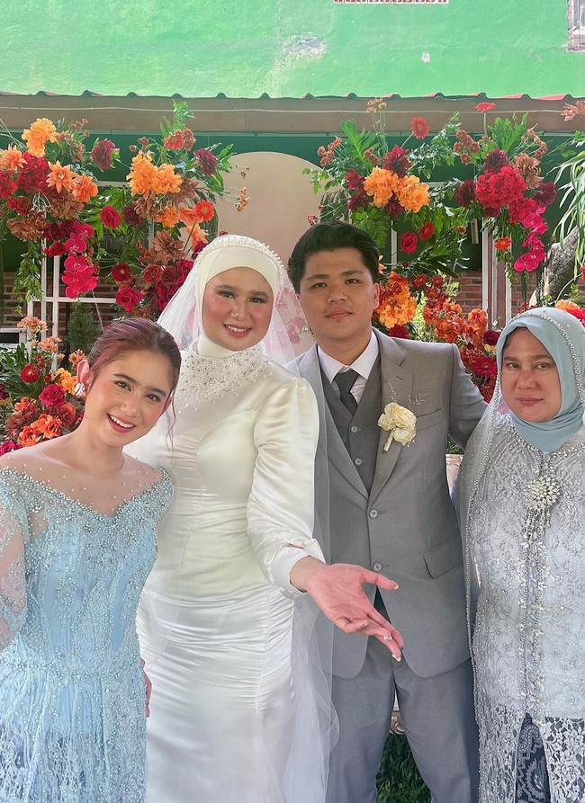 Tissa Biani memakai kebaya modern dengan kerah off the shoulder untuk tampil di pernikahan kakak satu-satunya, Alita Biani, dengan Khair Muhammad pada Sabtu (1/7/2023). Foto: Instagram/@tissabiani