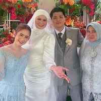 Tissa Biani memakai kebaya modern dengan kerah off the shoulder untuk tampil di pernikahan kakak satu-satunya, Alita Biani, dengan Khair Muhammad pada Sabtu (1/7/2023). Foto: Instagram/@tissabiani