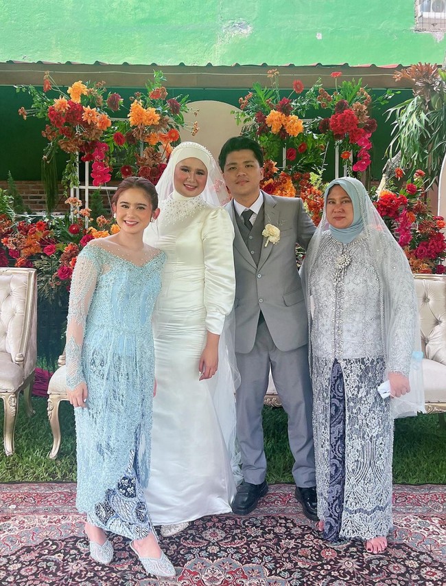 Kebaya panjang berbahan lace itu dihiasi payet serta mutiara. Busana kebaya dipadukan dengan kain batik bernuansa hitam-putih. Foto: Instagram/@tissabiani