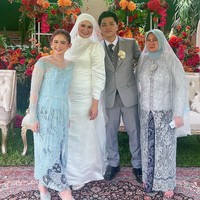 Kebaya panjang berbahan lace itu dihiasi payet serta mutiara. Busana kebaya dipadukan dengan kain batik bernuansa hitam-putih. Foto: Instagram/@tissabiani