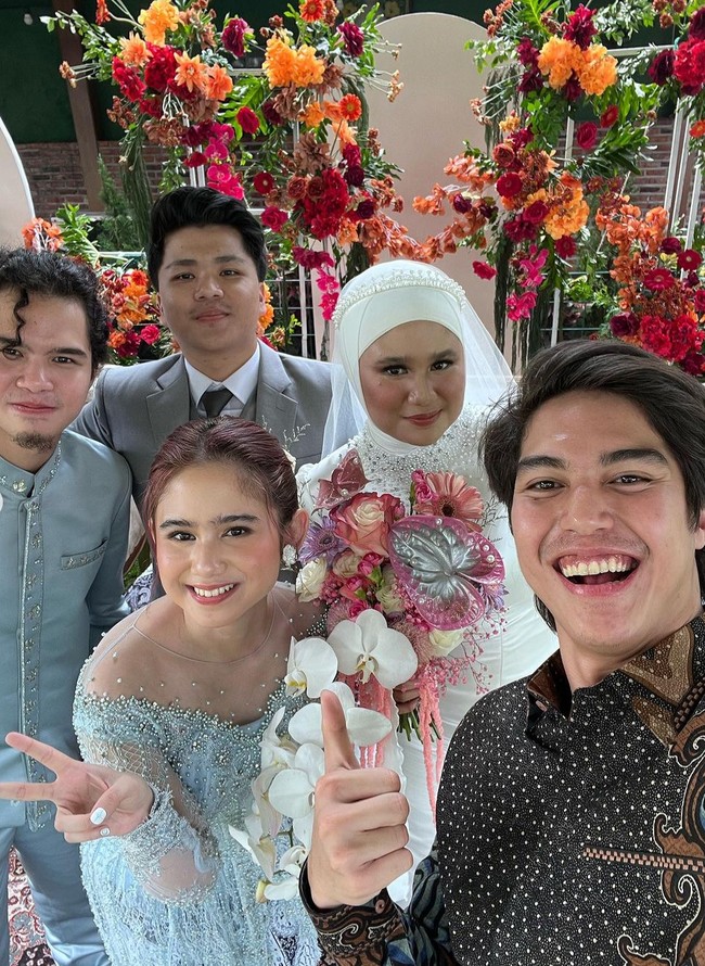 Bintang film ‘KKN di Desa Penari’ tersebut tampil dengan tatanan rambut yang disanggul tinggi dan beberapa helai poni dibiarkan membingkai wajah mungilnya. Foto: Instagram/@tissabiani