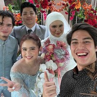 Bintang film ‘KKN di Desa Penari’ tersebut tampil dengan tatanan rambut yang disanggul tinggi dan beberapa helai poni dibiarkan membingkai wajah mungilnya. Foto: Instagram/@tissabiani