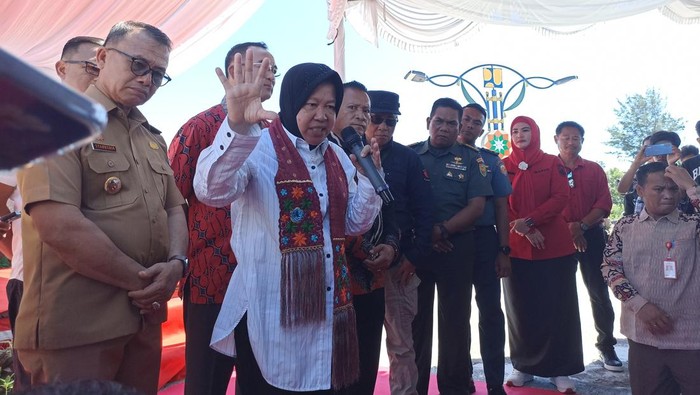 Tri Rismaharini saat menyerahkan bantuan kapal ke nelayan di Babel (Tiara-detikcom)