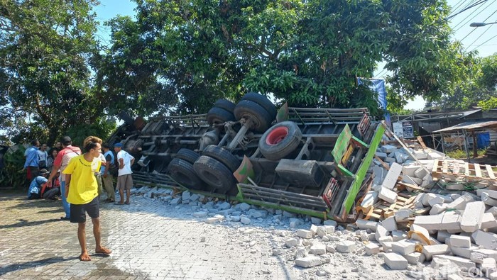 Truk muatan hebel terguling di Gunungpati, Semarang, Selasa (4/7/2023).