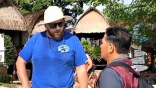 Petugas KKP saat memberikan sosialisasi retribusi di Pantai Lembongan, Senin (3/7/2023).